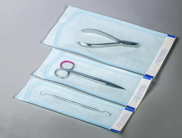 Bagaimanakah beg pensterilan sendiri yang menyengat memastikan penghalang peranti perubatan steril?